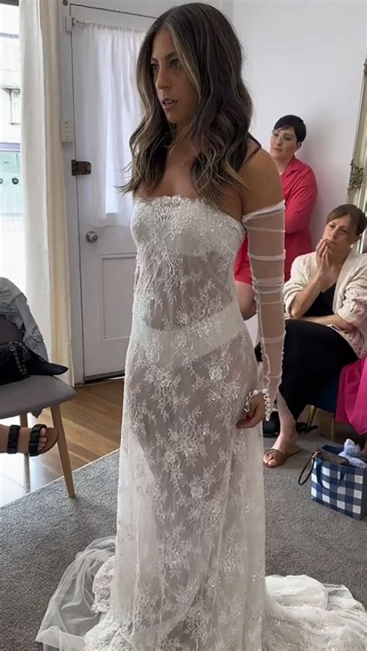 Bridesmaid Quits Wedding After Going Through Bride's Phone, Finding Chats Making Fun of Her