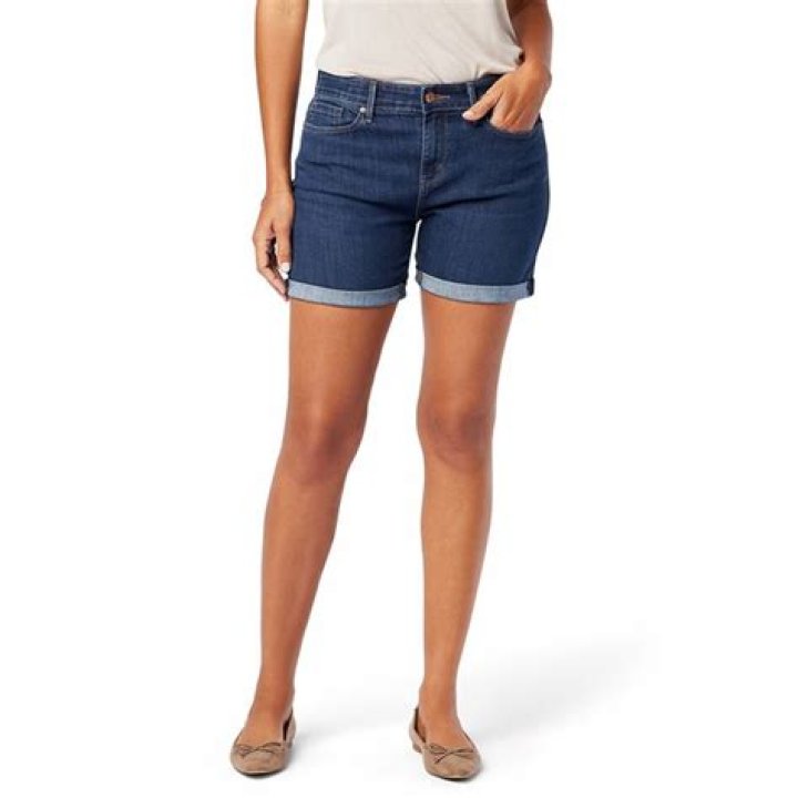 Embracing Lainey Wilson's Signature Shorts