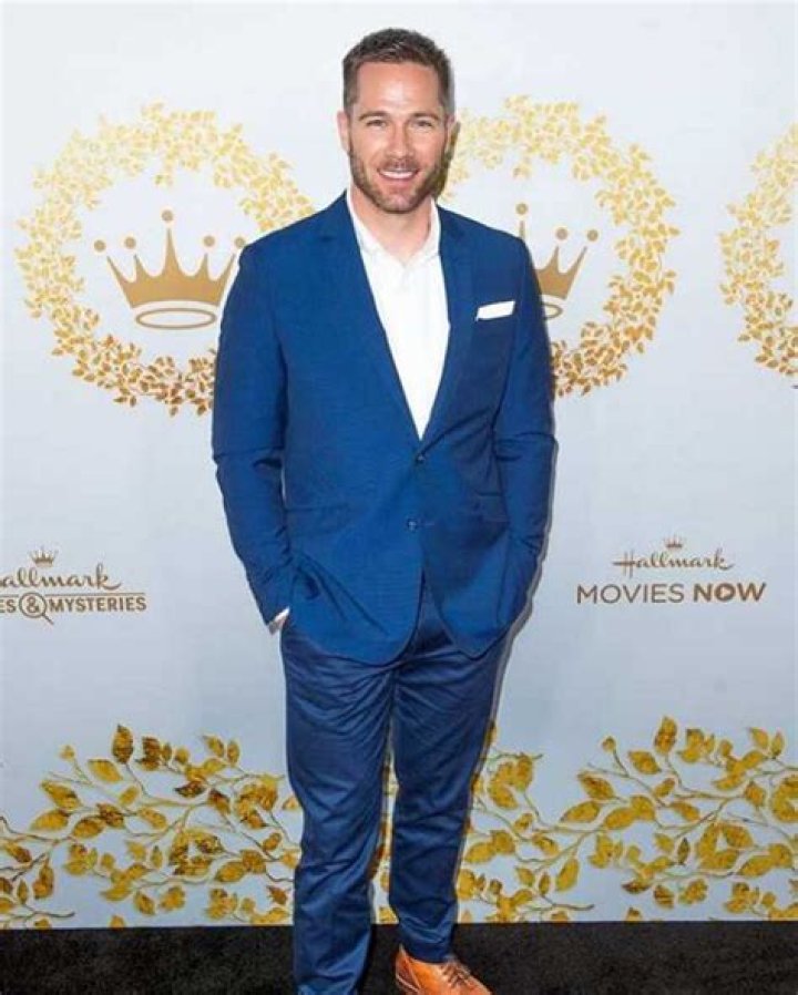 Luke Macfarlane bio: height, brothers and sisters, movies, net worth, boyfriend
