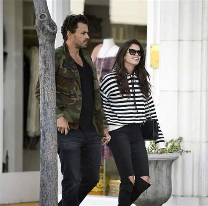 Sara Sampaio Net Worth & Dating Moments With Boyfriend Equally Spectacular! Hand On Hand